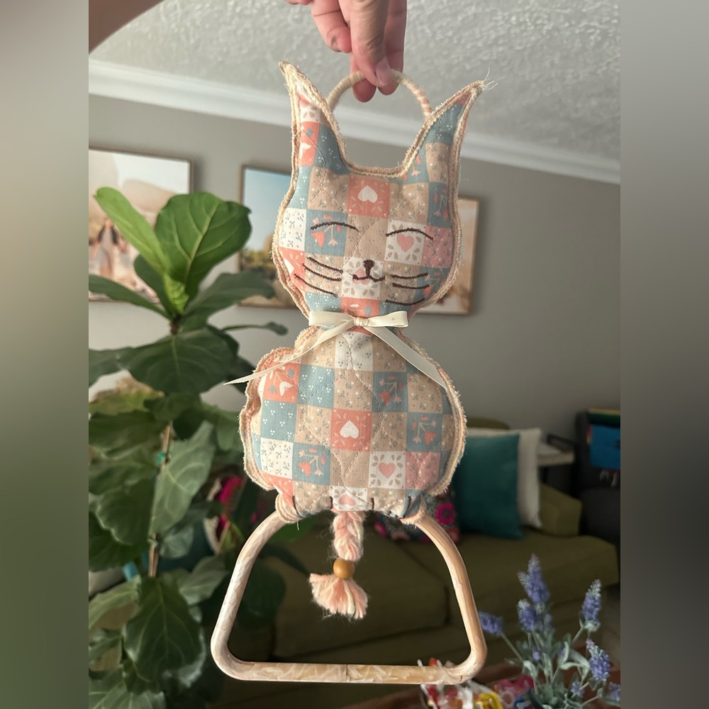 VTG cat towel holder